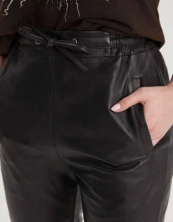 Pantalon Cuir Femme Noir " 102379 " 6 Pantalon Cuir Femme Noir " 102379 " -Maroquinerie 102379noirzoom 015444900 1507 28022023