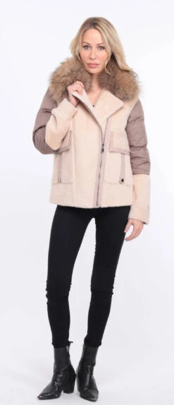 Veste Femme Mouton + Tissu Beige " BETTIE " 30 Veste Femme Mouton + Tissu Beige " BETTIE " -Maroquinerie blouson bettina beige alcantara 11 086019900 1358 01072023 scaled