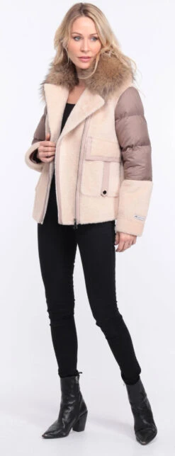 Veste Femme Mouton + Tissu Beige " BETTIE " 31 Veste Femme Mouton + Tissu Beige " BETTIE " -Maroquinerie blouson bettina beige alcantara 5 044720400 1358 01072023 scaled