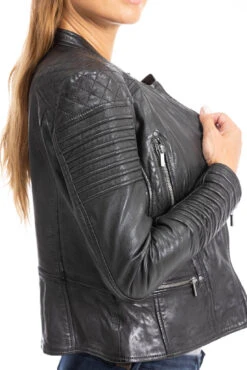 Blouson Cuir Femme Noir " 102081 " 18 Blouson Cuir Femme Noir " 102081 " -Maroquinerie blouson cuir femme 102081 noir 10 002021800 1002 28092023