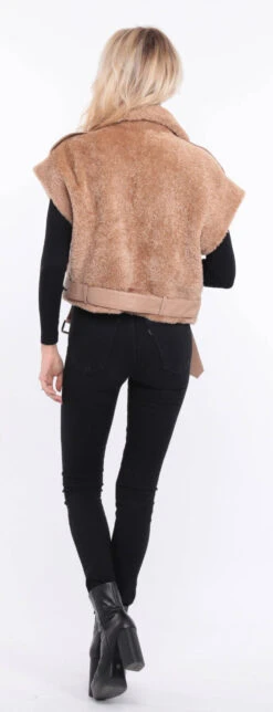 Gilet Sans Manches Mouton Camel Femme " SIE " 26 Gilet Sans Manches Mouton Camel Femme " SIE " -Maroquinerie blouson sans manches sia camel 18 096380000 1413 01072023 scaled