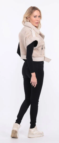 Gilet Sans Manches Mouton écru Femme " SIE " -Maroquinerie blouson sia ecru 14 099462300 1422 01072023 scaled