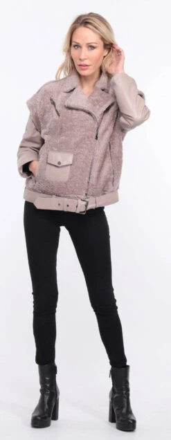 Blouson Cuir Agneau + Mouton Gris Clair " TINE " 29 Blouson Cuir Agneau + Mouton Gris Clair " TINE " -Maroquinerie blouson tina manche gris clair 13 050862100 1421 01072023 scaled