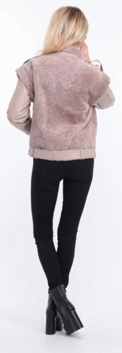 Blouson Cuir Agneau + Mouton Gris Clair " TINE " 18 Blouson Cuir Agneau + Mouton Gris Clair " TINE " -Maroquinerie blouson tina manche gris clair 4 049858000 1421 01072023 scaled