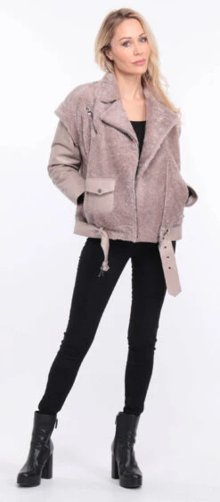 Blouson Cuir Agneau + Mouton Gris Clair " TINE " 23 Blouson Cuir Agneau + Mouton Gris Clair " TINE " -Maroquinerie blouson tina manche gris clair 6 034268100 1421 01072023 scaled