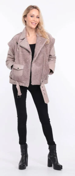 Blouson Cuir Agneau + Mouton Gris Clair " TINE " 19 Blouson Cuir Agneau + Mouton Gris Clair " TINE " -Maroquinerie blouson tina manche gris clair 7 021110200 1421 01072023 scaled