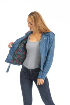 Blouson Cuir Femme Daytona Bleu " PAULA " 17 Blouson Cuir Femme Daytona Bleu " PAULA " -Maroquinerie cuirsguignard2024101849blue1674 039283700 0959 28092023