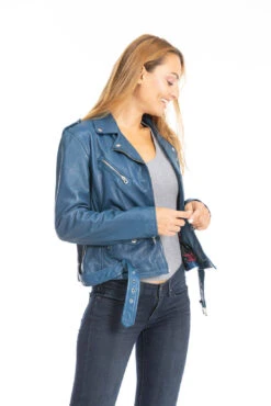 Blouson Cuir Femme Daytona Bleu " PAULA " 19 Blouson Cuir Femme Daytona Bleu " PAULA " -Maroquinerie cuirsguignard2024101849blue1679 039689700 0959 28092023