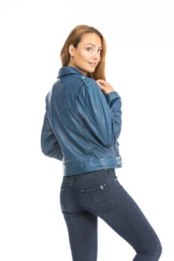 Blouson Cuir Femme Daytona Bleu " PAULA " 20 Blouson Cuir Femme Daytona Bleu " PAULA " -Maroquinerie cuirsguignard2024101849blue1683 011132000 1659 26092023
