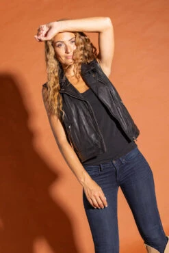 Gilet Sans Manches Cuir Femme Noir " 102338 " -Maroquinerie gilet cuir femme 102338 2 057442000 1450 28092023