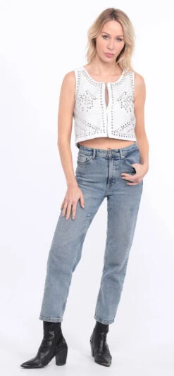 Débardeur Cuir Femme Blanc Clouté " FELINE " 32 Débardeur Cuir Femme Blanc Clouté " FELINE " -Maroquinerie haut cuir felina blanc 11 041210500 1151 01072023 scaled