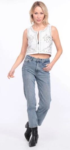 Débardeur Cuir Femme Blanc Clouté " FELINE " 34 Débardeur Cuir Femme Blanc Clouté " FELINE " -Maroquinerie haut cuir felina blanc 13 058531100 1151 01072023 scaled