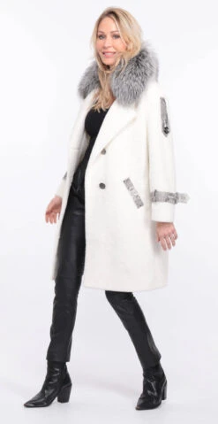 Manteau Femme Alcantara Col Renard " AMBERE " -Maroquinerie manteau amber al cantara blanc col renard argente 13 047500800 1400 01072023 scaled