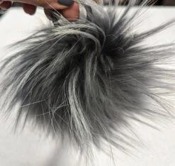 Porte Clef En Fourrure Gris " PORTE CLEFS " -Maroquinerie porteclefgris2 002913500 1504 27102023