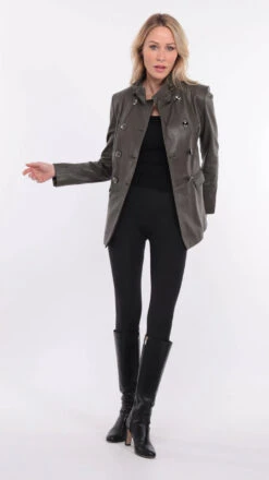 Veste Demi Longueur Femme Olive " MONIQUE " 27 Veste Demi Longueur Femme Olive " MONIQUE " -Maroquinerie veste cuir monica olive 14 093315700 1403 01072023 scaled