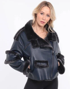 Blouson Mouton Bleu Femme " CLAUDIE " 39 Blouson Mouton Bleu Femme " CLAUDIE " -Maroquinerie vestemoutonclaudiableu 085860100 1558 04072023